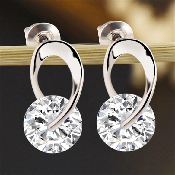 NEW!💙💎ADORABLE LITTLE CZ SWIRL STUDS!💎💙SILVERY - Picture 2 of 8